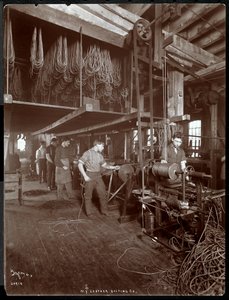 ニューヨークレザーベルト社、1906年にレザーを扱う男性の内部ビュー（シルバーゼラチンプリント）